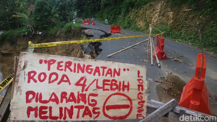 Hati-hati! Jalan di Pegunungan Kendeng Kayen-Pati Longsor