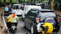 Jalan tersebut tampak didominasi oleh kendaraan pribadi.