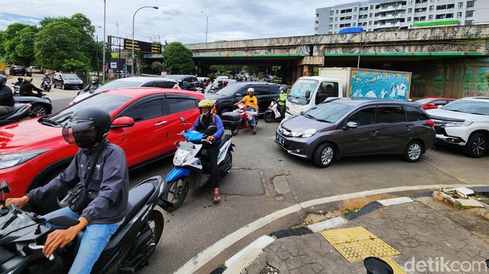 Jalan Veteran Tanah Kusir Terpantau Ramai Lancar Pengendara melintas di jalan Veteran, Tanah Kusir, Jakarta Selatan, Senin (9/1/2023). Hingga pukul 09.20 wib, arus lalu lintas terpantau ramai lancar dari arah Rempoa dan Petukangan menuju Tanah Kusir Jakarta. Jalan Veteran merupakan jalur alternatif dari Tangerang Selatan (Ciputat dan Pondok Aren) menuju ke Jakarta.