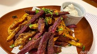 Menu pelengkap favorit di Jawaica, Ube Fries (Rp 30.000). Tampilannya serupa kentang goreng, tapi dibuat dari ubi kuning dan ubi ungu. Teksturnya renyah di luar, namun lembut di dalam.