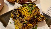 Grilled Corn (Rp 18.000) juga puaskan selera. Potongan jagung manis bakar terasa manis juicy dengan aroma smoky yang kuat.