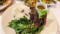 Bossman Portion (Rp 55.000) terdiri dari jerk chicken, Island Rice, tumis kale, dan acar. Potongan ayam bakarnya besar dan rasa gurihnya meresap ke daging!