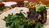 Ayam bakar di sini diolah dari bumbu dasar yang sama yaitu bumbu khas Jamaika. Bumbu ini dibuat dari paduan banyak rempah dengan yang dominan, daun ketumbar (coriander). 