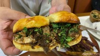 Bossman Sliders isi 2 (Rp 40.000) juga bisa jadi pilihan. Komposisinya ada sweet buns, pulled jerk chicken, Bossman mayo, dan kulit ayam. 
