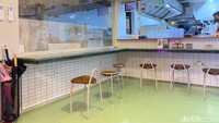 Area bersantapnya mungil, namun nyaman. Pengunjung juga bisa mengintip chef meracik pesanan di area open kitchen.