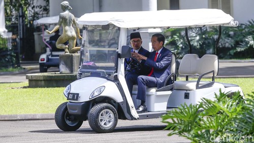 Ada yang berbeda saat Presiden Joko Widodo (Jokowi) menyambut Perdana Menteri Malaysia Anwar Ibrahim di Istana Kepresidenan Bogor, Jawa Barat. Jokowi mengajak Anwar Ibrahim berkeliling Kebun Raya Bogor.