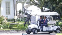 Selanjutnya Jokowi dan Anwar Ibrahim naik mobil boogie golf untuk berkeliling Kebun Raya Bogor. Jokowi menyopiri langsung boogie itu. 