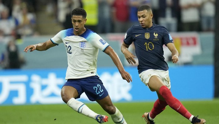 Frances Kylian Mbappe vies for the ball with Englands Jude Bellingham, left, during the World Cup quarterfinal soccer match between England and France, at the Al Bayt Stadium in Al Khor, Qatar, Saturday, Dec. 10, 2022. (AP Photo/Francisco Seco)