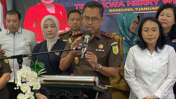 Kajati Jabar Asep N Mulyana saat memberikan keterangan kepada awak media di Kejati Jabar, Senin (9/1/2023)