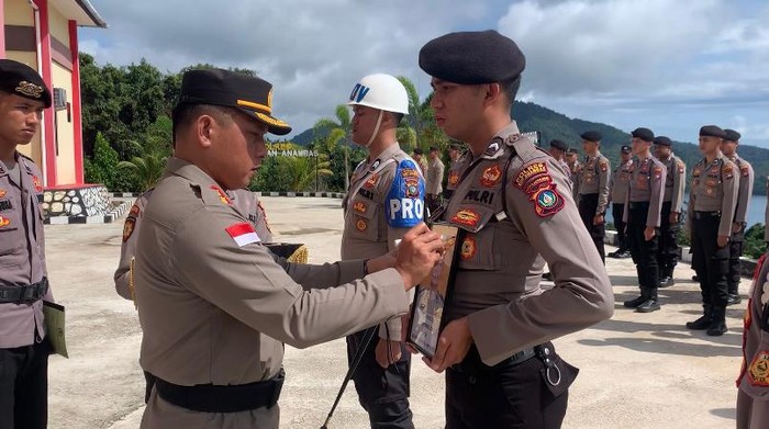 Kapolres Anambas AKBP Syafrudin Semidang Sakti memimpin upacara PTDH Bripka Mardianto yang terlibat kasus narkoba.(Foto: Dok Polres Anambas)
