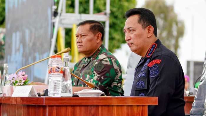 Kapolri Jenderal Listyo Sigit memberi pengarahan kepada prajurit TNI-Polri di wilayah Papua