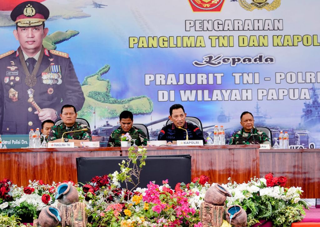Kapolri Jenderal Listyo Sigit memberi pengarahan kepada prajurit TNI-Polri di wilayah Papua