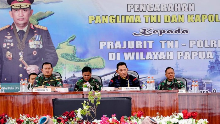 Kapolri Jenderal Listyo Sigit memberi pengarahan kepada prajurit TNI-Polri di wilayah Papua