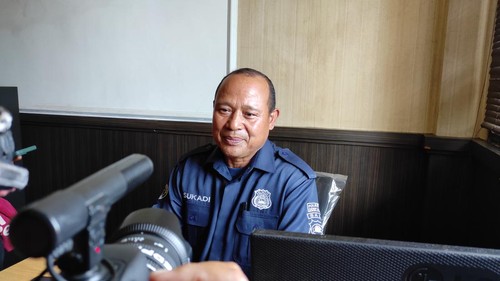 Kasi Humas Polresta Denpasar Iptu I Ketut Sukadi saat ditemui wartawan di Mapolresta Denpasar, Senin (9/1/2023). (I Wayan Sui Suadnyana/detikBali)