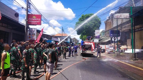Suasana pemadaman bangunan apotek yang terbakar di Gianyar, Senin (9/1/2023).