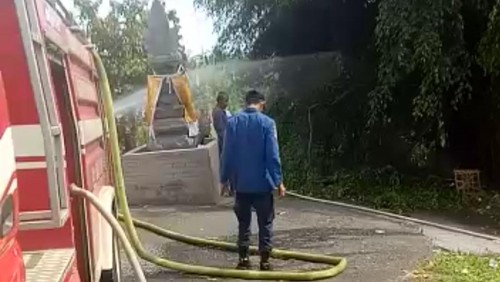 Petugas Damkar Jembrana saat memadamkan api yang membakar pohon beringin di Banjar Nusamara, Desa Yehembang Kangin, Kecamatan Mendoyo, Senin (9/1/2023).