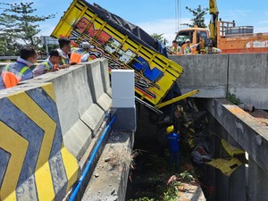 Detik-detik Truk Nyaris Terbelah-Tewaskan Sopir Usai Tabrak Barrier Tol Jomo