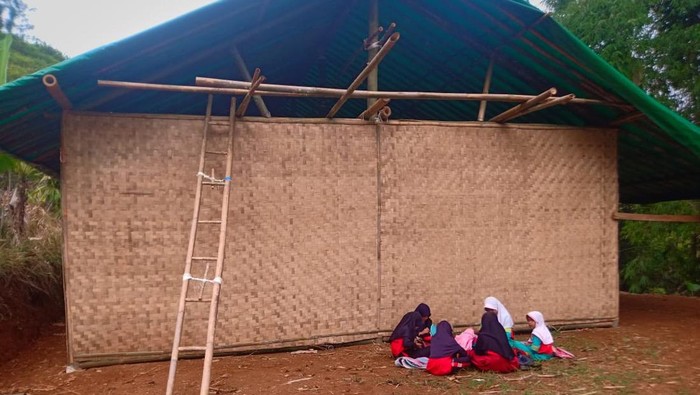 Kelas yang dipakai para siswa SDN Suradita, Kabupaten Sukabumi.