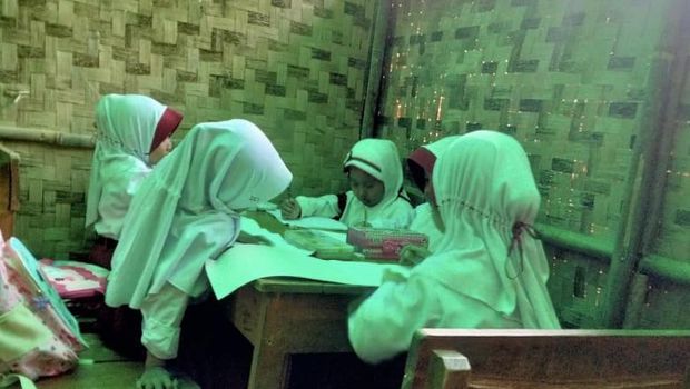 Kelas yang dipakai para siswa SDN Suradita, Kabupaten Sukabumi.