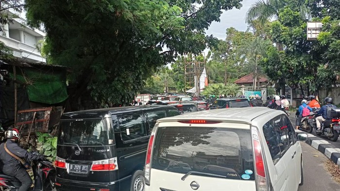 Kemacetan terjadi di Cirendeu, Tangerang Selatan (Tangsel) arah Lebak Bulus, Jakarta Selatan (Jaksel), Senin (9/1/2023) pukul 07.30 WIB.