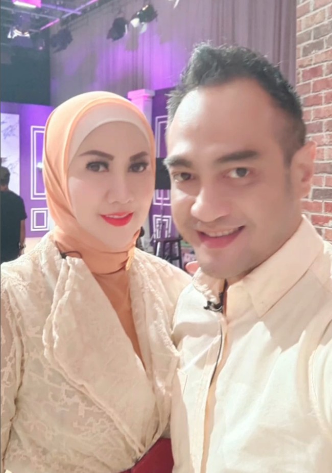 Ferry Irawan pun memenuhi panggilan ke Polda Jatim pada Senin (9/1/2023). Ia hadir untuk memberi keterangan terkait tuduhan KDRT yang dialamatkan padanya. Foto: Instagram/@vennamelindareal