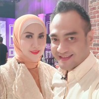 Ferry Irawan pun memenuhi panggilan ke Polda Jatim pada Senin (9/1/2023). Ia hadir untuk memberi keterangan terkait tuduhan KDRT yang dialamatkan padanya. Foto: Instagram/@vennamelindareal