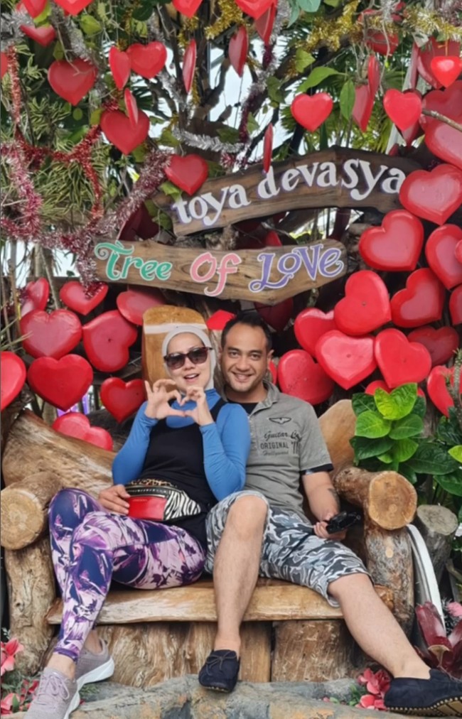 Kata-kata romantis penuh cinta pun menyertai unggahan video maupun foto di Instagram. Venna Melinda juga tidak segan memberi pujian kepada suaminya tersebut. Foto: Instagram/@vennamelindareal