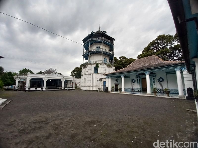 Panggung Songgobuwono di Keraton Kasunanan Solo