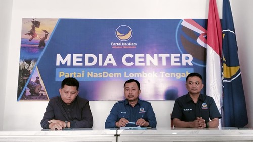 Ketua DPD NasDem Lombok Tengah Ahmad Samsul Hadi (tengah) saat jumpa pers terkait rencana kedatangan Anies Baswedan di Lombok Tengah, NTB, Senin (9/1/2023). (Foto: Ahmad Viqi/detikBali)