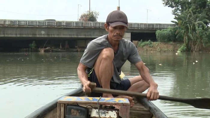 Tajudin adalah pencari cacing sutera yang mengendap di sekitar kolong Tol Sedyatmo, Kali Adem, Kapuk Muara, Jakarta Utara. Mari bantu donasi di berbuatbaik.