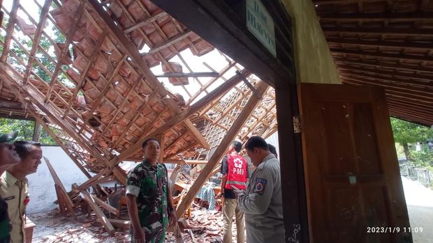 Kondisi atap MI Muhammadiyah di Mondokan, Sragen, yang roboh, Senin (9/1/2023).