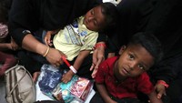 Pengungsi Rohingya yang terdampar terdiri dari 69 laki-laki dewasa, 75 perempuan dewasa, 22 anak laki-laki dan 18 orang anak perempuan. 
