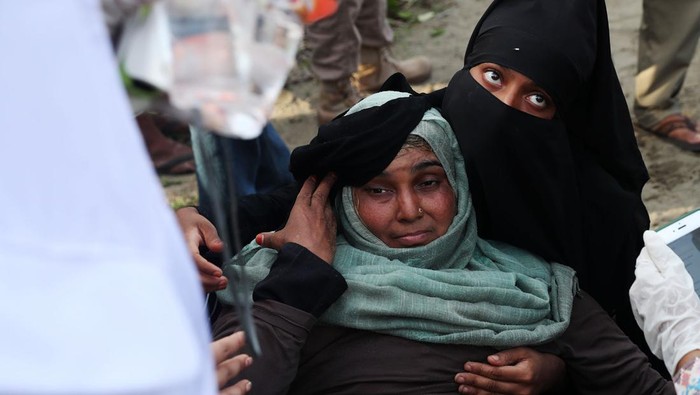 Sejumlah anak-anak pengungsi suku Rohingya yang terdampar di pesisir pantai Kuala Gigieng saat didata oleh petugas Organisasi Internasional untuk Migrasi (IOM) di UPTD Dinas Sosial Aceh Rumoh Seujahtera Beujroh Meukaya Ladong, Aceh Besar, Aceh, Minggu (8/1/2023). Sebanyak 184 orang pengungsi suku Rohingya asal Myanmar yang terdiri dari 69 laki-laki, 75 wanita dan 40 anak-anak ditampung sementara di UPTD Dinas Sosial Aceh Rumoh Seujahtera Beujroh Meukaya Ladong. ANTARA FOTO/Irwansyah Putra/YU