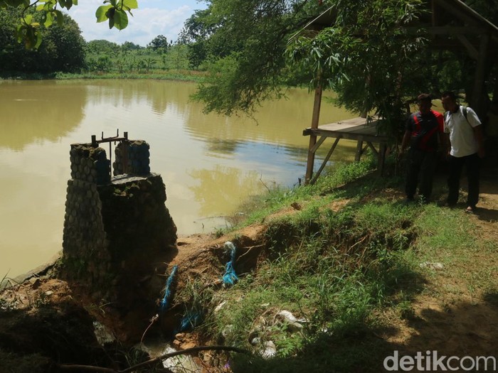 Kondisi tanggul Embung Terpos di Desa Beketel, Kecamatan Kayen, Kabupaten Pati, yang jebol. Dipotret pada Senin (9/1/2023).