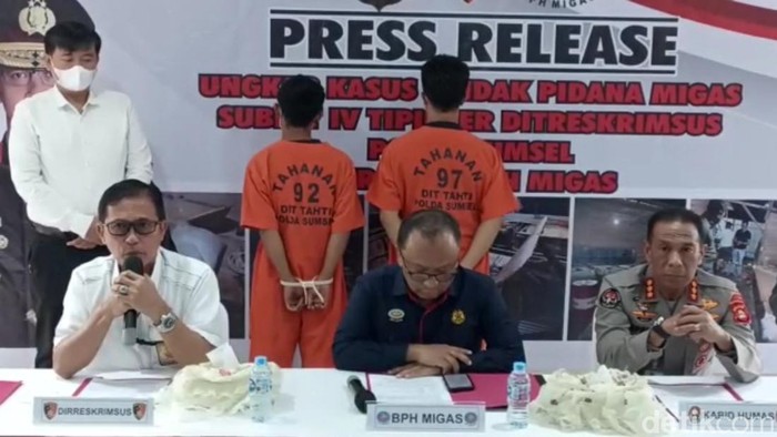 Konferensi pers penggerebekan gudang pengoplosan BBM Industri Pertamina di Palembang. (Prima Syahbana/detikSumut)