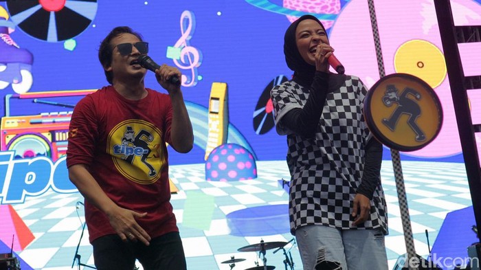 Penyanyi Band Tipe X Tresno Riadi dan Tantri Kotak saat tampil dalam doa bersama dan konser amal Salam Satu Jiwa di Kota Bekasi, Jawa Barat, Minggu (8/1/2023).