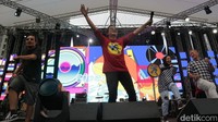 Penyanyi Band Tipe X Tresno Riadi dan Tantri Kotak saat tampil dalam doa bersama dan konser amal Salam Satu Jiwa di Kota Bekasi, Jawa Barat, Minggu (8/1/2023). 