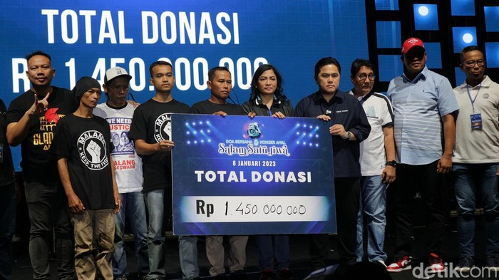 Konser Amal untuk Korban Tragedi Kanjuruhan Penyanyi Band Tipe X Tresno Riadi dan Tantri Kotak saat tampil dalam doa bersama dan konser amal Salam Satu Jiwa di Kota Bekasi, Jawa Barat, Minggu (8/1/2023).