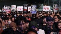 Penonton yang hadir nampak antusias dalam doa bersama dan konser amal Salam Satu Jiwa untuk korban tragedi Kanjuruhan. 