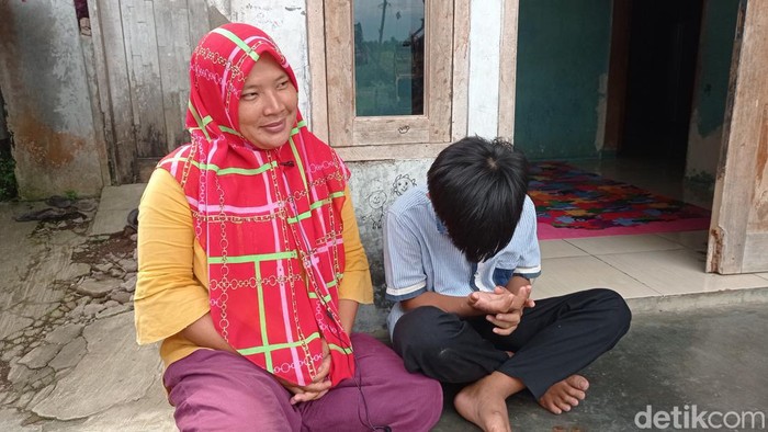 Korban keracunan Chikbul di Tasikmalaya bersama ibunya.