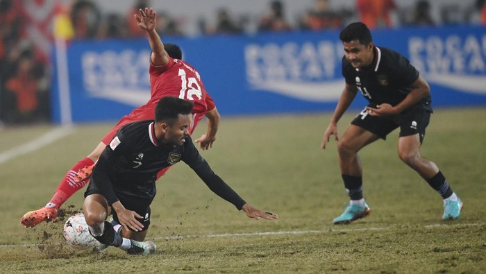Pesepak bola Timnas Indonesia Saddil Ramdani (kiri) berebut bola dengan pesepak bola Timnas Vietnam Pham Tuan Hai (tengah) dalam pertandingan leg 2 babak semi final Piala AFF 2022 di Stadion Nasional My Dinh, Hanoi, Vietnam, Senin (9/1/2023). ANTARA FOTO/Aditya Pradana Putra/tom.