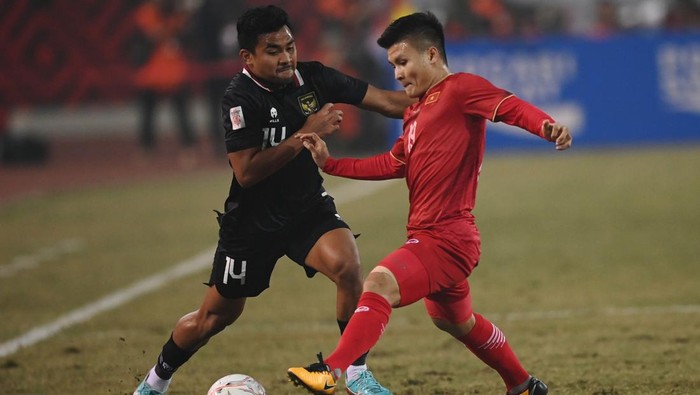 Pesepak bola Timnas Indonesia Asnawi Mangkualam (kiri) berebut bola dengan pesepak bola Timnas Vietnam Nguyen Quang Hai dalam pertandingan leg 2 babak semi final Piala AFF 2022 di Stadion Nasional My Dinh, Hanoi, Vietnam, Senin (9/1/2023). ANTARA FOTO/Aditya Pradana Putra/tom.