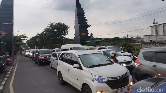 Seorang pengendara, Dian, melaporkan kemacetan di Perbatasan Surabaya-Kota Gresik. Ia berharap ada polisi yang membantu mengurai kemacetan.