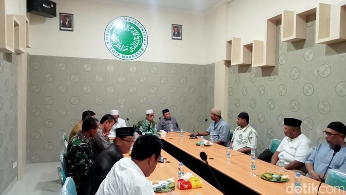 Penganut aliran Hakikinya Haki di Kota Makassar, Sulawesi Selatan (Sulsel) mengaku bertobat dan meminta maaf hingga siap dibina oleh Majelis Ulama Indonesia (MUI) Makassar.