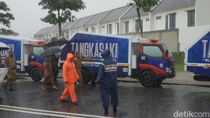 Wali Kota Makassar Moh Ramdhan Danny Pomanto melakukan pengecekan 192 mobil Tangkasaki atau Truk Angkutan Sampah Kita.