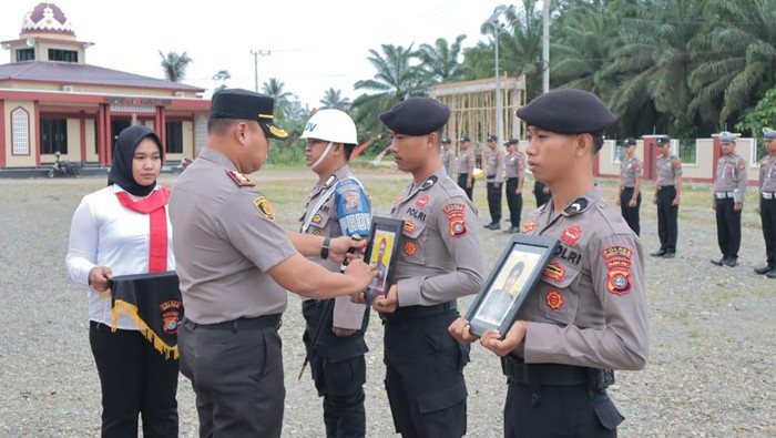 Upacara pemberhentian tidak dengan hormat kedua anggota polisi itu dipimpin langsung oleh Kapolres Mateng AKBP Amri Yudhi pada Senin (9/1).