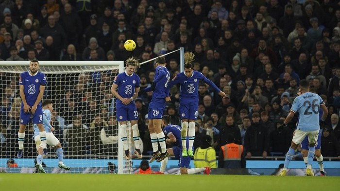 Manchester Citys Riyad Mahrez, right, scores his sides opening goal during the English FA Cup soccer match between Manchester City and Chelsea at the Etihad Stadium in Manchester, England, Sunday, Jan. 8, 2023. (AP Photo/Dave Thompson)