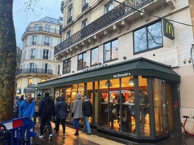 Begini Suasana McDonalds Tempat Syuting Emily in Paris