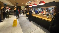 Counter pemesanan di McDonalds ini mirip seperti gerai lainnya. Pelanggan bisa memesan dan mengambil makanan langsung dari sana. Foto: Erin McDowell/Insider