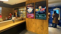 Menu yang ditawarkan oleh McDonalds Prancis ini sangat beragam. Ada McBaguette yang muncul di Emily in Paris hingga McQuesadilla. Foto: Erin McDowell/Insider